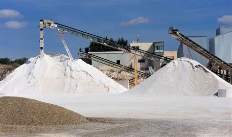  Calcário: Um Mineral Essencial na Construção Civil e Produção de Materiais